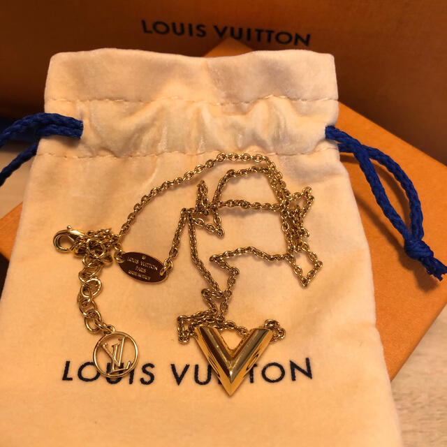 LOUIS VUITTON(ルイヴィトン)のルイヴィトン エセンシャルV ネックレス ゴールド レディースのアクセサリー(ネックレス)の商品写真