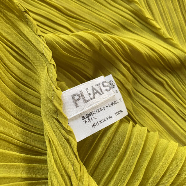 ISSEY MIYAKE(イッセイミヤケ)の【PLEATS  PLEATS】新品/未使用　黄緑ストール レディースのファッション小物(マフラー/ショール)の商品写真