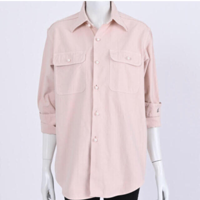 MADISONBLUE(マディソンブルー)のMADISONBLUE パールシャツ　ピンク レディースのトップス(シャツ/ブラウス(長袖/七分))の商品写真