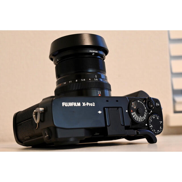 富士フイルム(フジフイルム)の【新品同様品】FUJI FILM X−PRO2 + XF23mm F2 R WR スマホ/家電/カメラのカメラ(ミラーレス一眼)の商品写真