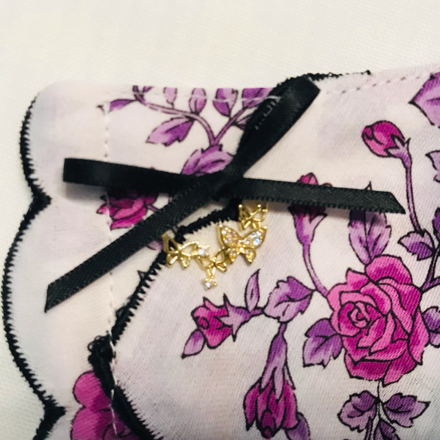 sale❣️ANNA SUI ⌘ 蝶の刺繍のマスクカバー ⌘ リボンとチャーム付 ハンドメイドのファッション小物(その他)の商品写真