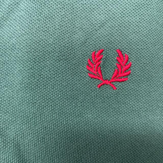 FRED PERRY(フレッドペリー)のフレッドペリー　ポロシャツ　ダークグリーン　緑 メンズのトップス(ポロシャツ)の商品写真