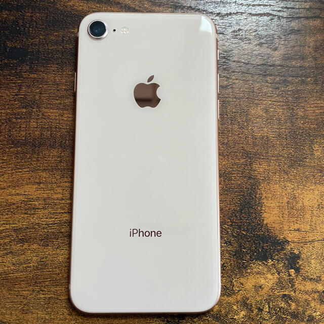 Apple(アップル)のiPhone 8 Gold 64 GB SIMフリー スマホ/家電/カメラのスマートフォン/携帯電話(スマートフォン本体)の商品写真