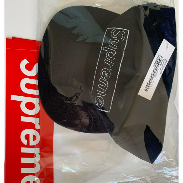Supreme(シュプリーム)の未開封 KAWS Chalk Logo Supreme カウズ ボックスロゴ メンズの帽子(キャップ)の商品写真