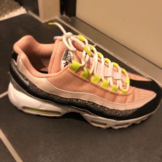 ナイキ(NIKE)のNIKE スニーカー 値下げしました！！(スニーカー)