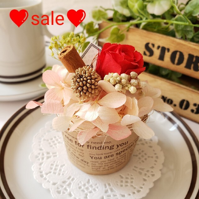 ❤️sale❤️お花でできたミニカップケーキ(レッド) ハンドメイドのフラワー/ガーデン(プリザーブドフラワー)の商品写真