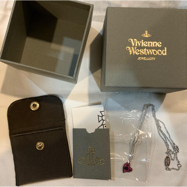 Vivienne Westwood(ヴィヴィアンウエストウッド)のヴィヴィアンウエストウッド　アンフィペンダント　シルバー×フーシャ レディースのアクセサリー(ネックレス)の商品写真