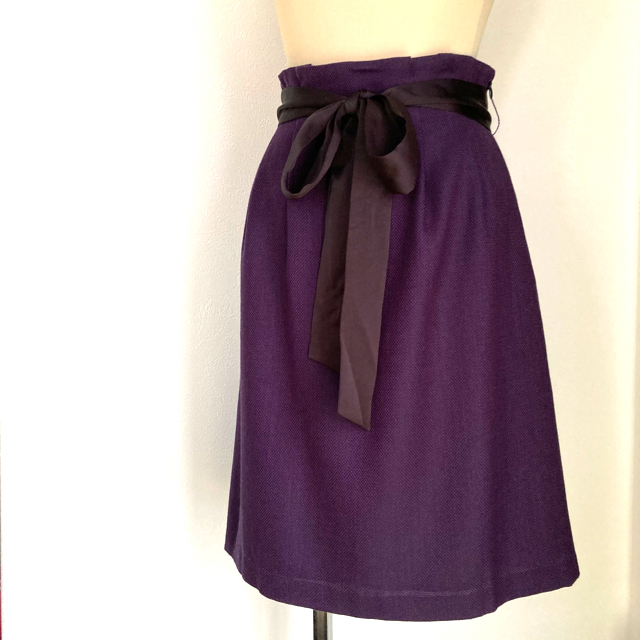 UNTITLED(アンタイトル)のUNTITLED 上品 パープル ウエストリボン　膝丈　スカート レディースのスカート(ひざ丈スカート)の商品写真