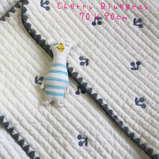 さくらんぼブルーグレー刺繍ベビー　韓国イブル　お昼寝　ラグマット　70×90cm(ベビー布団)
