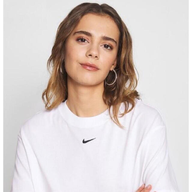 NIKE(ナイキ)のNIKE ナイキ　シンプルロゴ　半袖Tシャツ　ホワイト　新品未使用 レディースのトップス(Tシャツ(半袖/袖なし))の商品写真