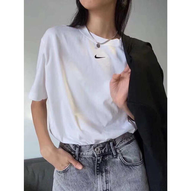 NIKE(ナイキ)のNIKE ナイキ　シンプルロゴ　半袖Tシャツ　ホワイト　新品未使用 レディースのトップス(Tシャツ(半袖/袖なし))の商品写真