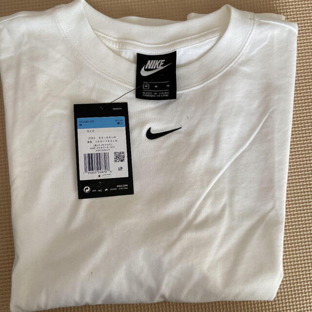 NIKE(ナイキ)のNIKE ナイキ　シンプルロゴ　半袖Tシャツ　ホワイト　新品未使用 レディースのトップス(Tシャツ(半袖/袖なし))の商品写真