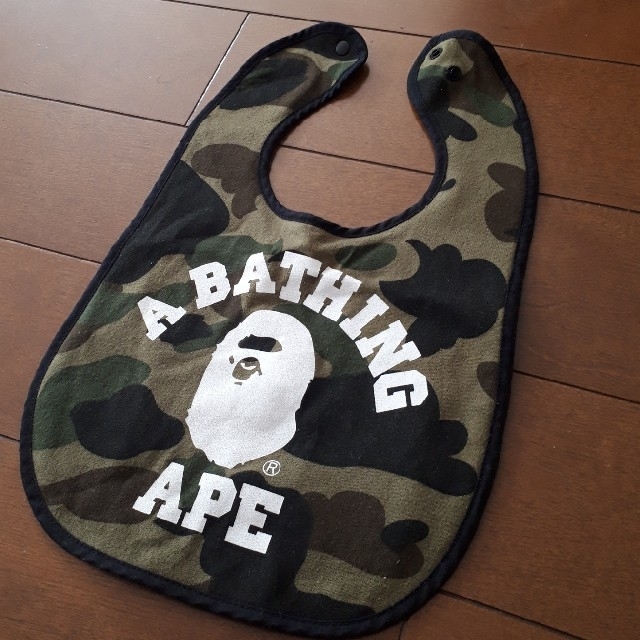 A BATHING APE(アベイシングエイプ)のABATHINGAPE カモフラ柄　スタイ キッズ/ベビー/マタニティのこども用ファッション小物(ベビースタイ/よだれかけ)の商品写真