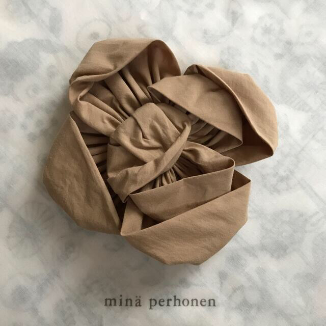 mina perhonen(ミナペルホネン)のミナペルホネン🌸コサージュ　papier beige【新品未使用】 レディースのアクセサリー(ブローチ/コサージュ)の商品写真