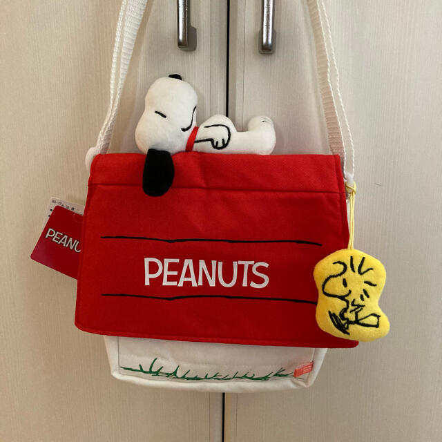 SNOOPY(スヌーピー)のスヌーピー　マスコット付き　家型　ショルダーバッグ レディースのバッグ(ショルダーバッグ)の商品写真