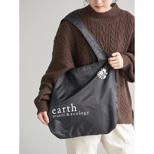 earth music & ecology(アースミュージックアンドエコロジー)の新品 アース　ミュージック&エコロジー エコバッグ ブラック 折りたたみ  レディースのバッグ(エコバッグ)の商品写真