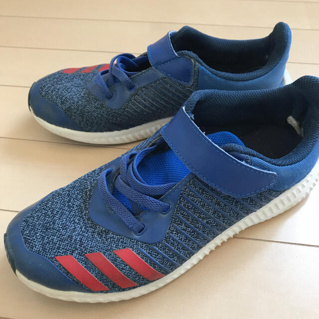 adidas(アディダス)のadidas アディダス スニーカー*21cm キッズ/ベビー/マタニティのキッズ靴/シューズ(15cm~)(スニーカー)の商品写真