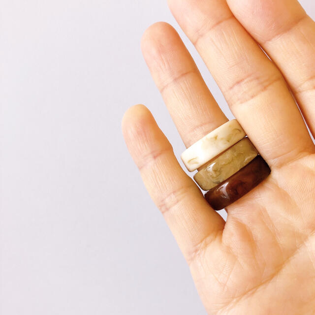 〈d73〉シンプル リング ベージュ 大ぶり マーブル アクリル指輪 人気 韓国 レディースのアクセサリー(リング(指輪))の商品写真