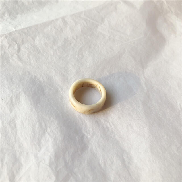 〈d75〉シンプル マーブルリング ホワイト 大ぶり アクリル指輪 韓国 お洒落 レディースのアクセサリー(リング(指輪))の商品写真