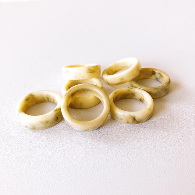〈d75〉シンプル マーブルリング ホワイト 大ぶり アクリル指輪 韓国 お洒落 レディースのアクセサリー(リング(指輪))の商品写真