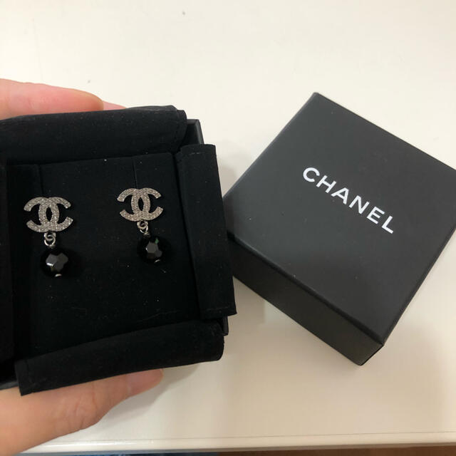 CHANEL(シャネル)のシャネル  ピアス　黒　ほぼ新品 レディースのアクセサリー(ピアス)の商品写真