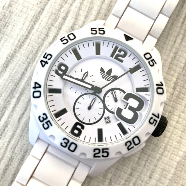 adidas(アディダス)のadidas ADH2860 腕時計 ホワイト ニューバーグ　クロノグラフ メンズの時計(腕時計(アナログ))の商品写真