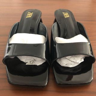 ザラ(ZARA)のZARA エナメルサンダル　スクエア　美品(サンダル)