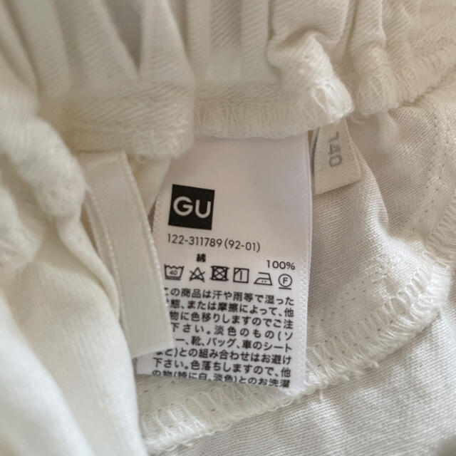 GU(ジーユー)のGU 可愛いホワイトデニムスカート キッズ/ベビー/マタニティのキッズ服女の子用(90cm~)(スカート)の商品写真