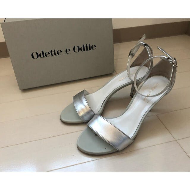 Odette e Odile(オデットエオディール)のアンミィ様専用[24.5cm]オデットエオディール　サンダル　シルバー　 レディースの靴/シューズ(サンダル)の商品写真