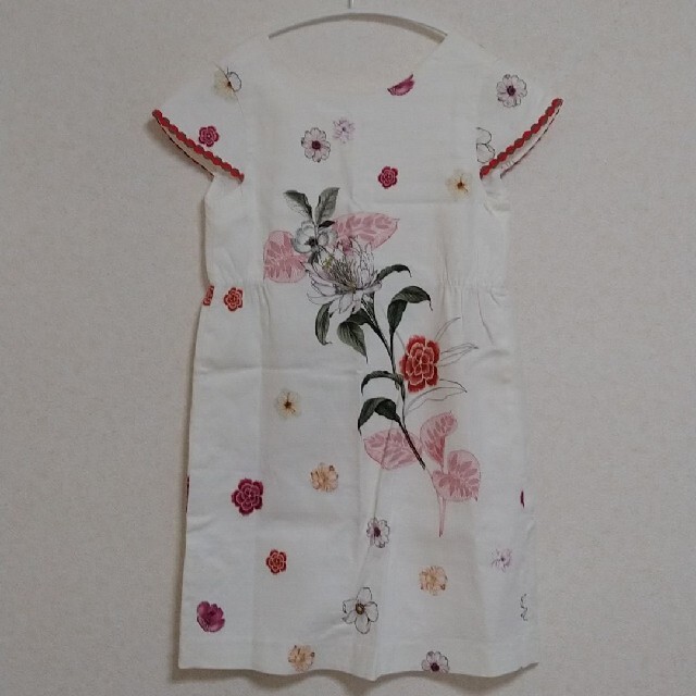 ZARA KIDS(ザラキッズ)の花柄ワンピース　ドレス キッズ/ベビー/マタニティのキッズ服女の子用(90cm~)(ワンピース)の商品写真