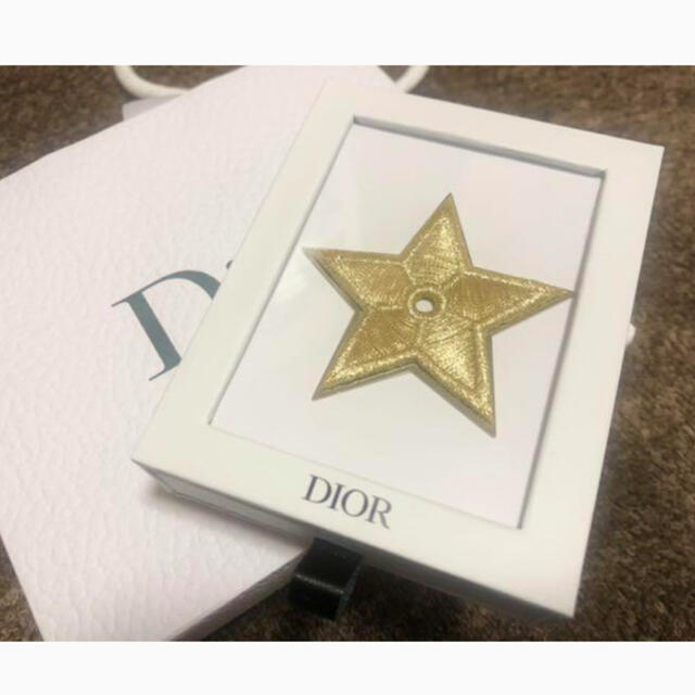 Dior(ディオール)の値下げしました❤️未開封❤️Dior ノベルティ　ピンバッチ エンタメ/ホビーのアニメグッズ(バッジ/ピンバッジ)の商品写真