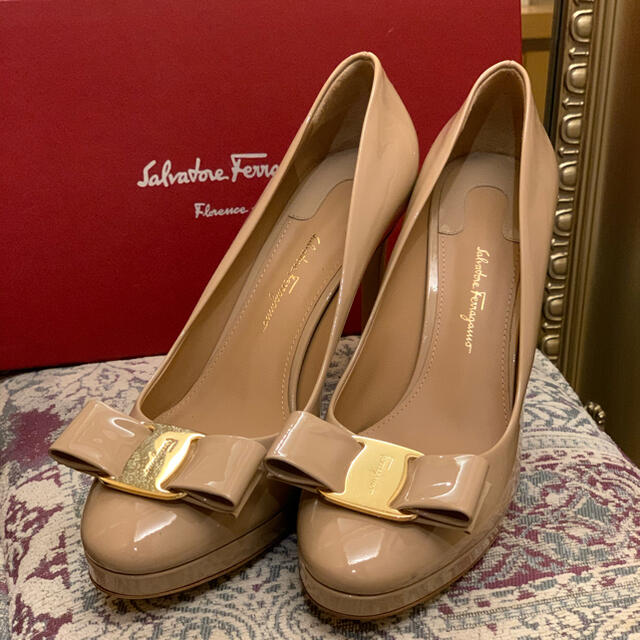 新品Ferragamo 37ハーフハイヒール/パンプス