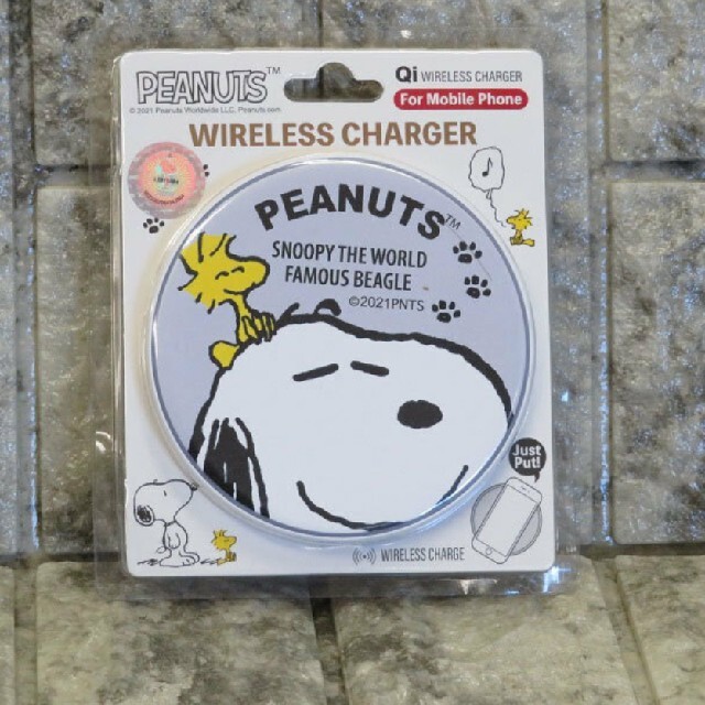 SNOOPY(スヌーピー)のSNOOPY ワイヤレス置く型充電器 スマホ/家電/カメラのスマートフォン/携帯電話(バッテリー/充電器)の商品写真