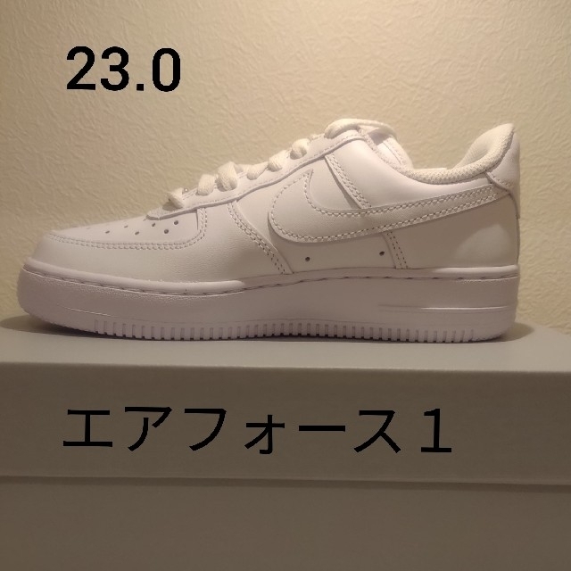 NIKE(ナイキ)のナイキ エアフォース1 ホワイト '07 レディースの靴/シューズ(スニーカー)の商品写真