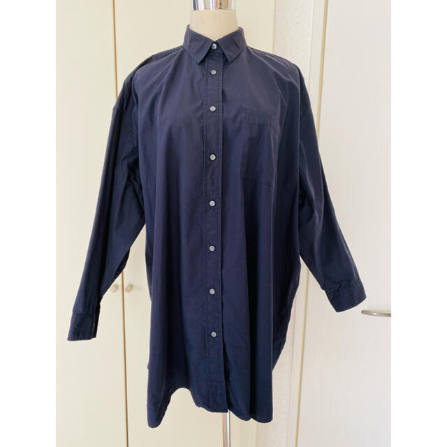 UNIQLO(ユニクロ)のユニクロレディースAラインシャツ　L  紺色 レディースのトップス(シャツ/ブラウス(長袖/七分))の商品写真