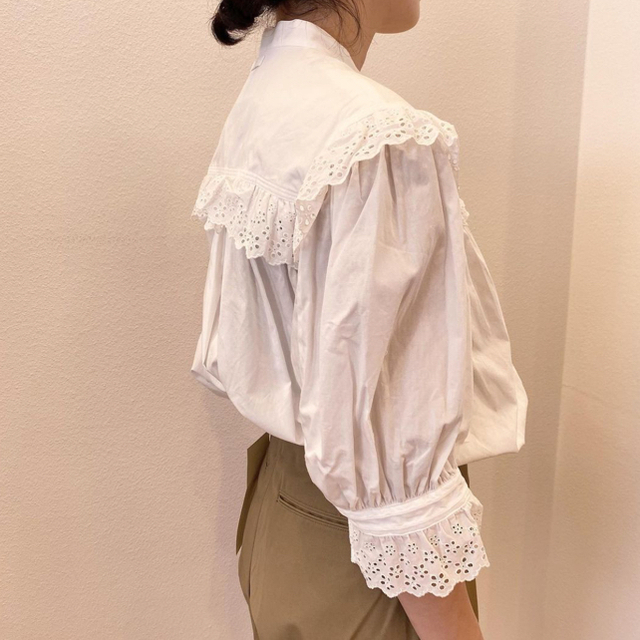 Shinzone(シンゾーン)のShinzone COTTON FRILL BLOUSE レディースのトップス(シャツ/ブラウス(長袖/七分))の商品写真