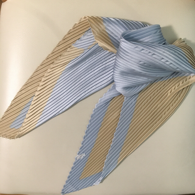 【新品】「訳あり」プリーツスカーフ　菱形スカーフ レディースのファッション小物(バンダナ/スカーフ)の商品写真