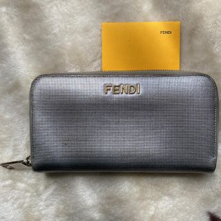 フェンディ(FENDI)のFENDI ラウンドファスナー長財布　パール加工風レザー　シルバー(財布)