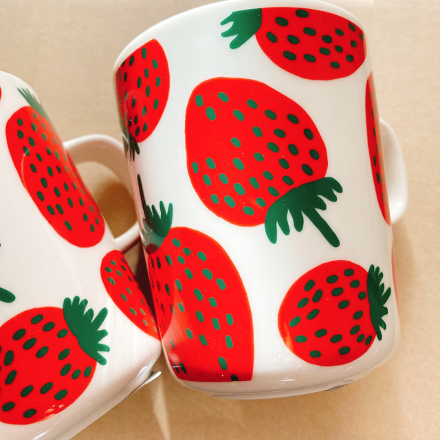 ２つセット　marimekko (マリメッコ)  Mansikka マグカップエナメル磁器生産国