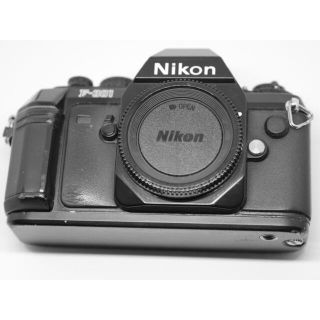 ニコン(Nikon)のニコン初の自動巻き上げカメラＦ３０１です。(フィルムカメラ)