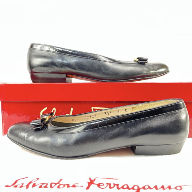 Salvatore Ferragamo(サルヴァトーレフェラガモ)の【良品】フェラガモ ヴァラ リボン フラットシューズ フラットパンプス レザー レディースの靴/シューズ(ハイヒール/パンプス)の商品写真