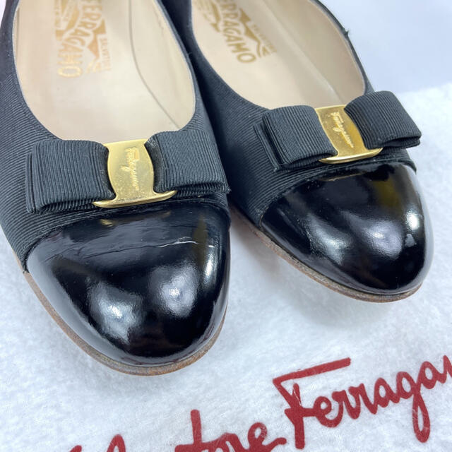 Salvatore Ferragamo(サルヴァトーレフェラガモ)の専用✴︎フェラガモ ヴァラ エナメル 切り返し フラットシューズ フラット レディースの靴/シューズ(ハイヒール/パンプス)の商品写真