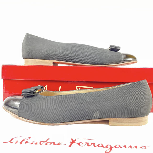 Salvatore Ferragamo(サルヴァトーレフェラガモ)の専用✴︎フェラガモ ヴァラ エナメル 切り返し フラットシューズ フラット レディースの靴/シューズ(ハイヒール/パンプス)の商品写真