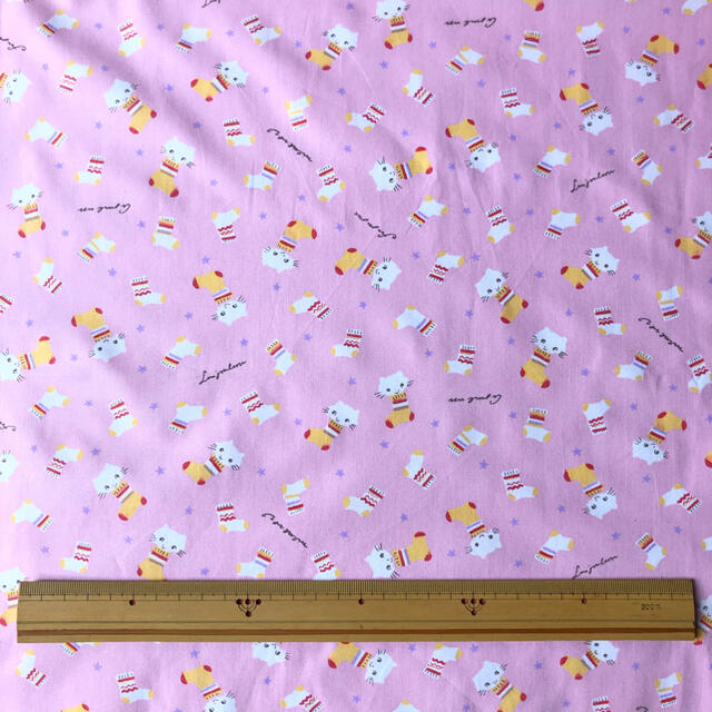 生地　テキスタイル　猫　ピンク地 ハンドメイドの素材/材料(生地/糸)の商品写真
