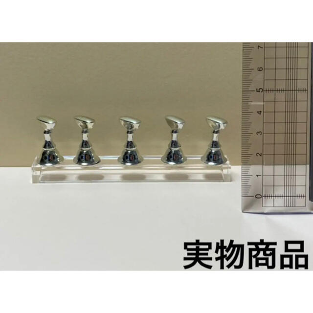 ネイルチップスタンド シルバー色  新品 固定用粘土(緑)4.5cm×1個付 コスメ/美容のネイル(ネイル用品)の商品写真