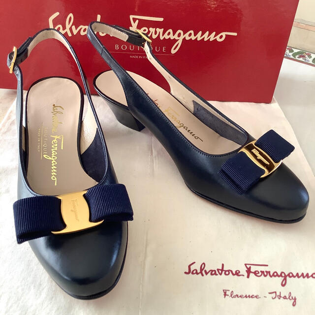 Salvatore Ferragamo(サルヴァトーレフェラガモ)の新品!フェラガモ  VARA スリングバック ネイビー 踵トップ新品! 22.5 レディースの靴/シューズ(ハイヒール/パンプス)の商品写真