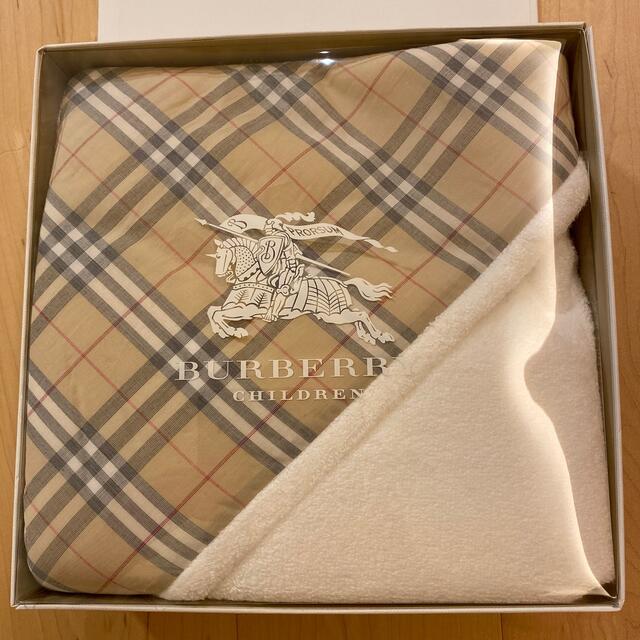 BURBERRY(バーバリー)のバーバリーおくるみ新品　ハンドタオル付き インテリア/住まい/日用品の日用品/生活雑貨/旅行(タオル/バス用品)の商品写真