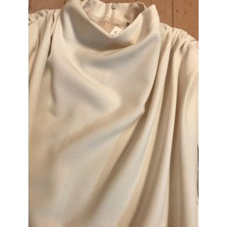 ザラ(ZARA)のザラ　未使用　ドレープ　トップス　Mサイズ (シャツ/ブラウス(半袖/袖なし))