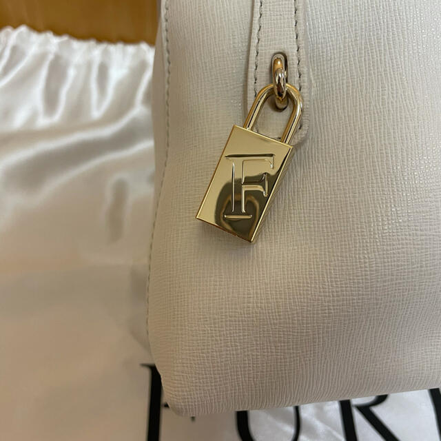 Furla(フルラ)のフルラ  パイパー　M  ホワイト レディースのバッグ(ハンドバッグ)の商品写真