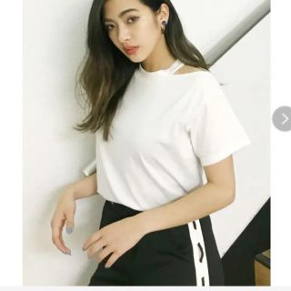 エヴリス(EVRIS)の【ほぼ新品】EVRIS オープンショルダーチョーカーネック(Tシャツ(半袖/袖なし))